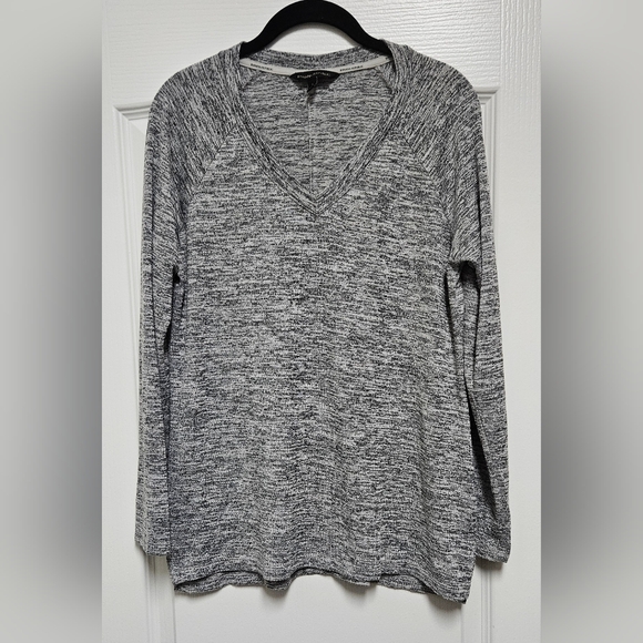 Banana Republic Heathered Black and White Long Sleeve V-Neck Top. - Picture 5 of 7